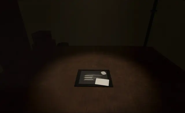 Mesa com objetos de consumo numa sala virtual escura